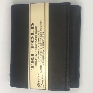 NWT. Men’s Leather Trifold Wallet